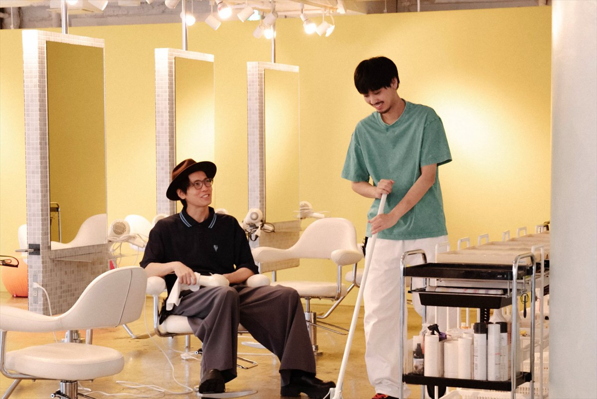 映画『死神バーバー』岡部大、平井亜門ら18名の追加キャストが発表　場面写真も解禁に