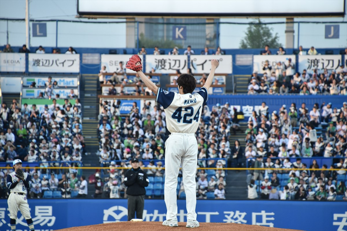 宮野真守、始球式で見事ノーバン　自己採点は「97点」！　マリオポーズで喜び