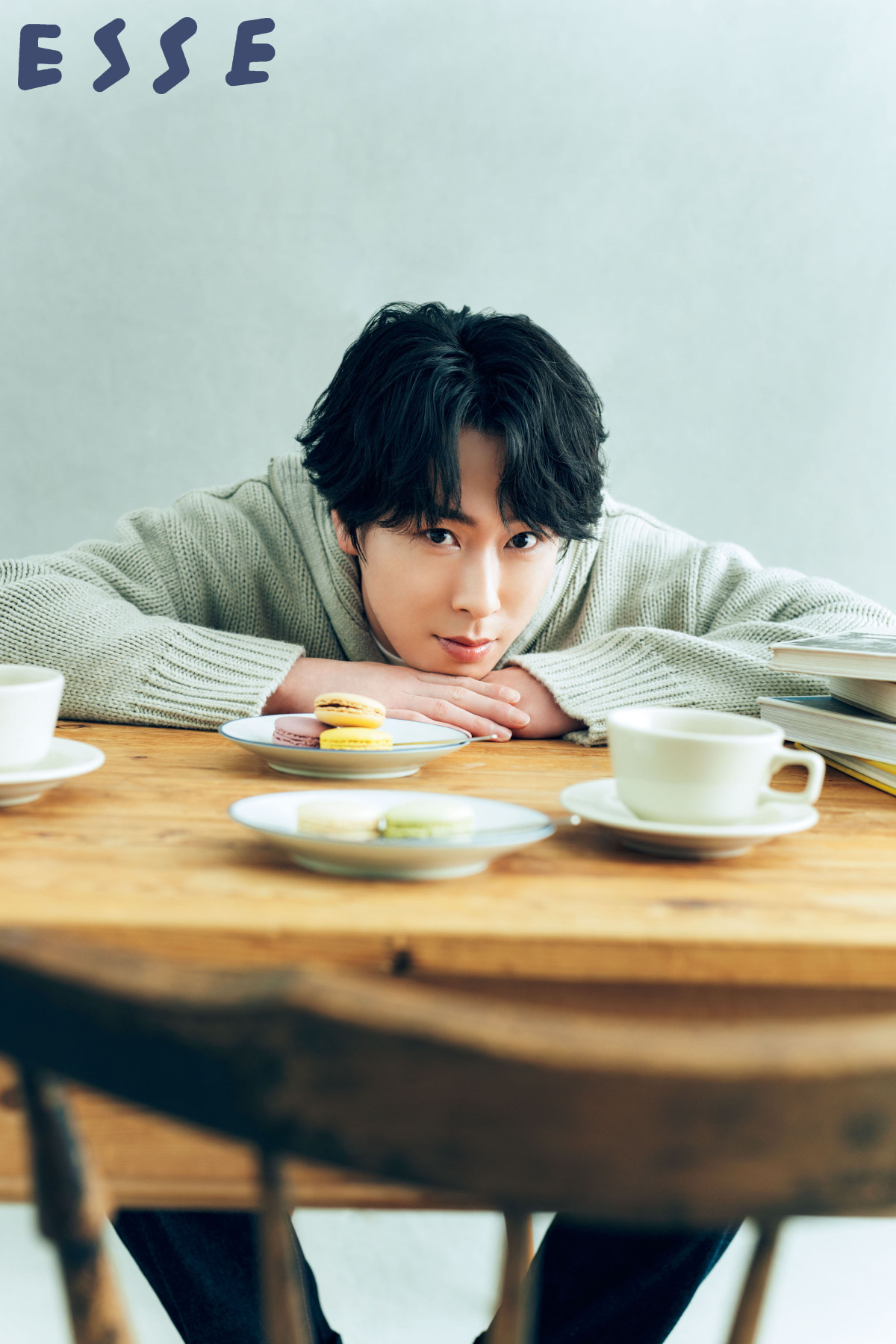 Snow Man宮舘涼太、カーネーションとともに“全国のお母さん”を癒やす　「ESSE」表紙初登場