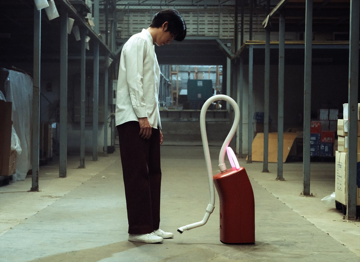 死んだ妻は“掃除機”の姿で帰ってきた　映画『ユースフル・ゴースト』7月10日公開