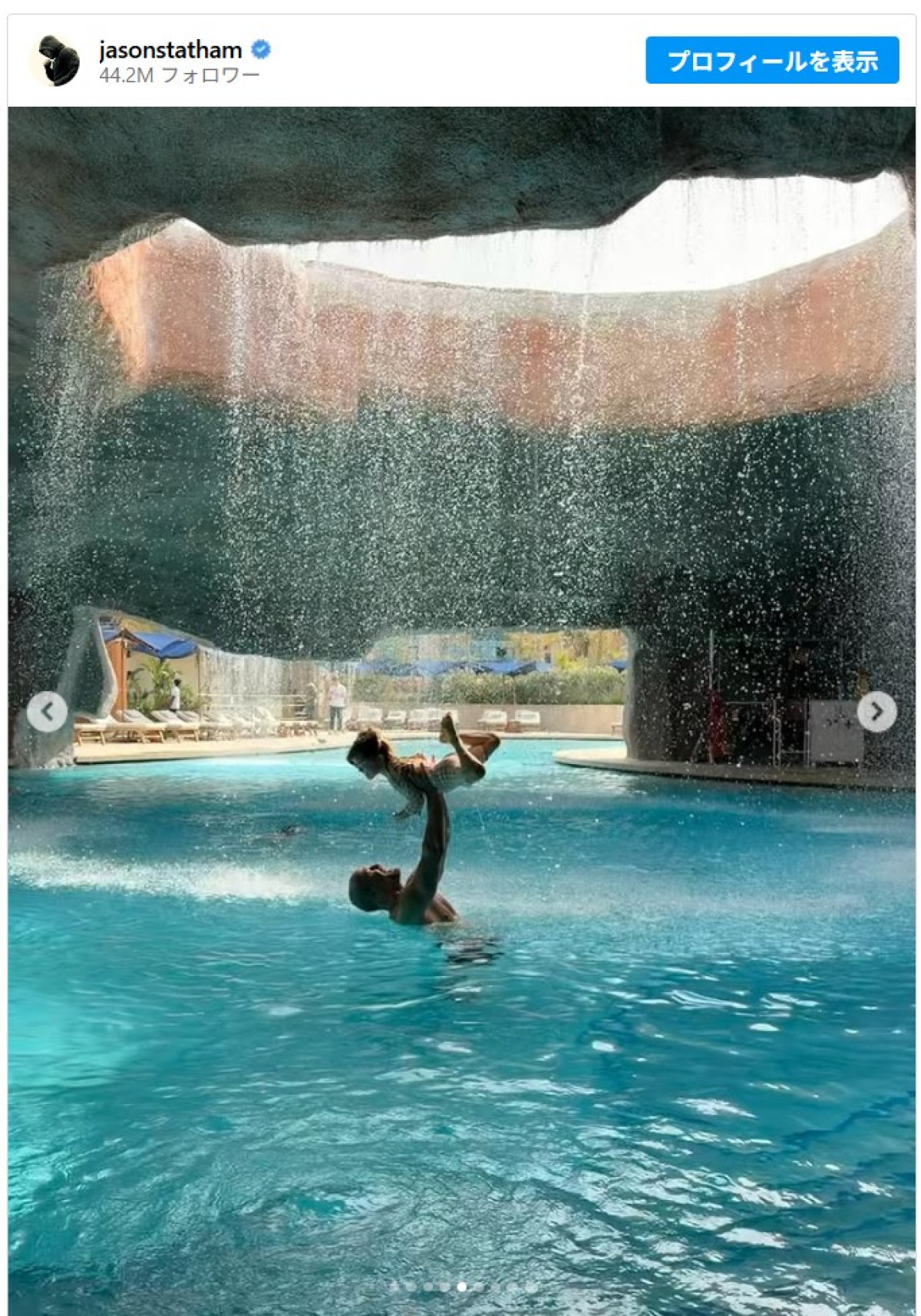 ジェイソン・ステイサム、子どもたちとプールでバカンス　ほほえましい親子ショットをシェア