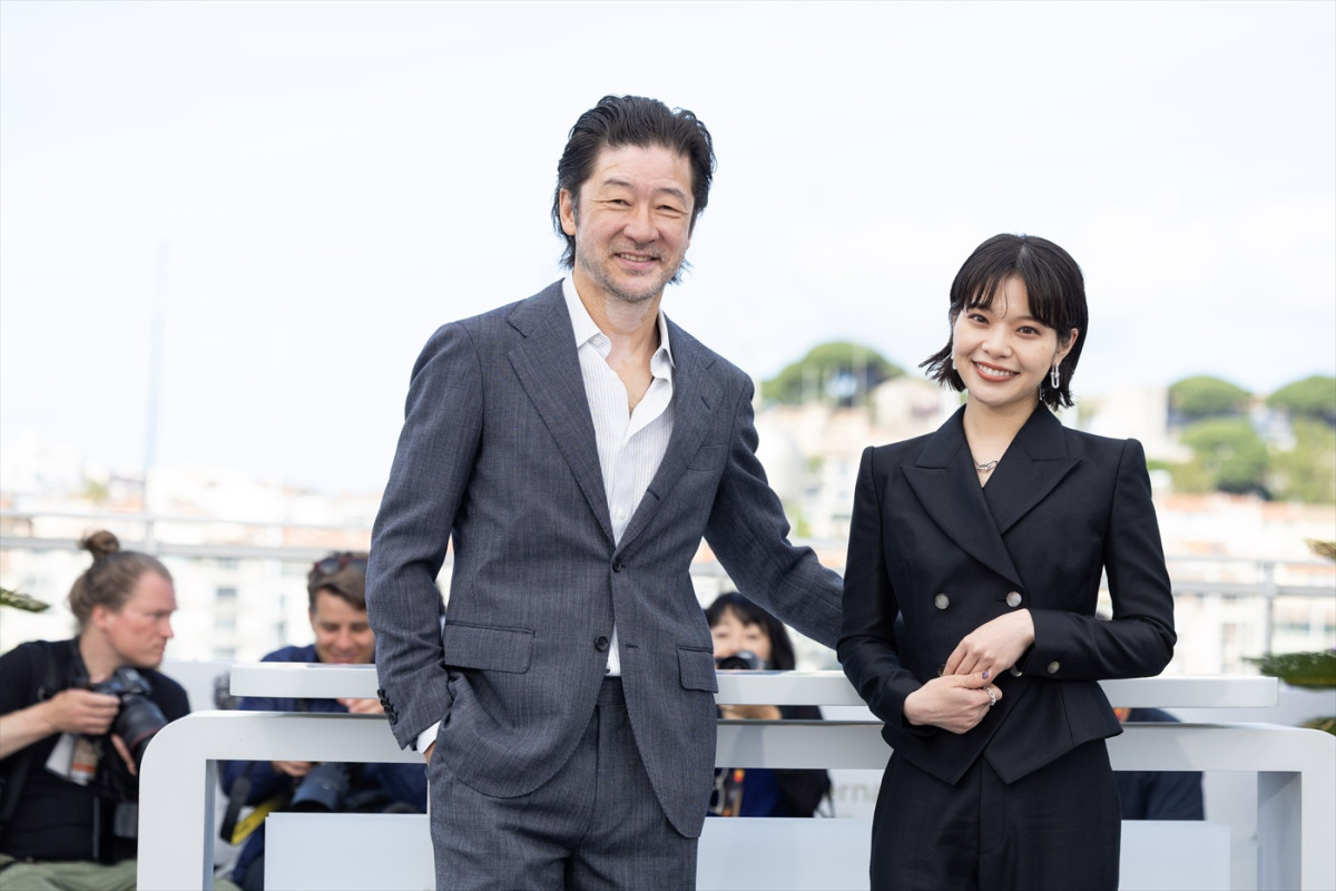 岸井ゆきのがカンヌ初参加！　映画『すべて真夜中の恋人たち』公式上映のスタオベに浅野忠信がガッツポーズ