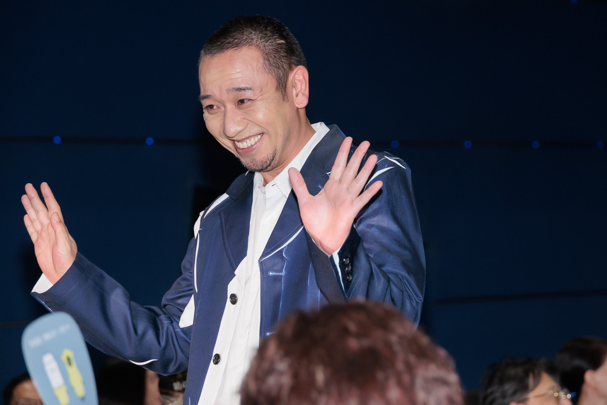 綾瀬はるか、肩出しブラックドレスで登場　千鳥・大悟は膝枕シーンを回顧「にやつかないのは相当すごいこと」