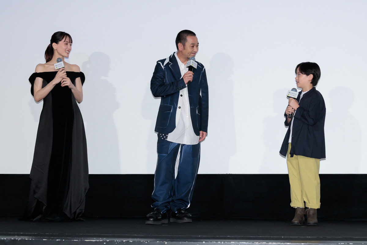 綾瀬はるか、肩出しブラックドレスで登場　千鳥・大悟は膝枕シーンを回顧「にやつかないのは相当すごいこと」