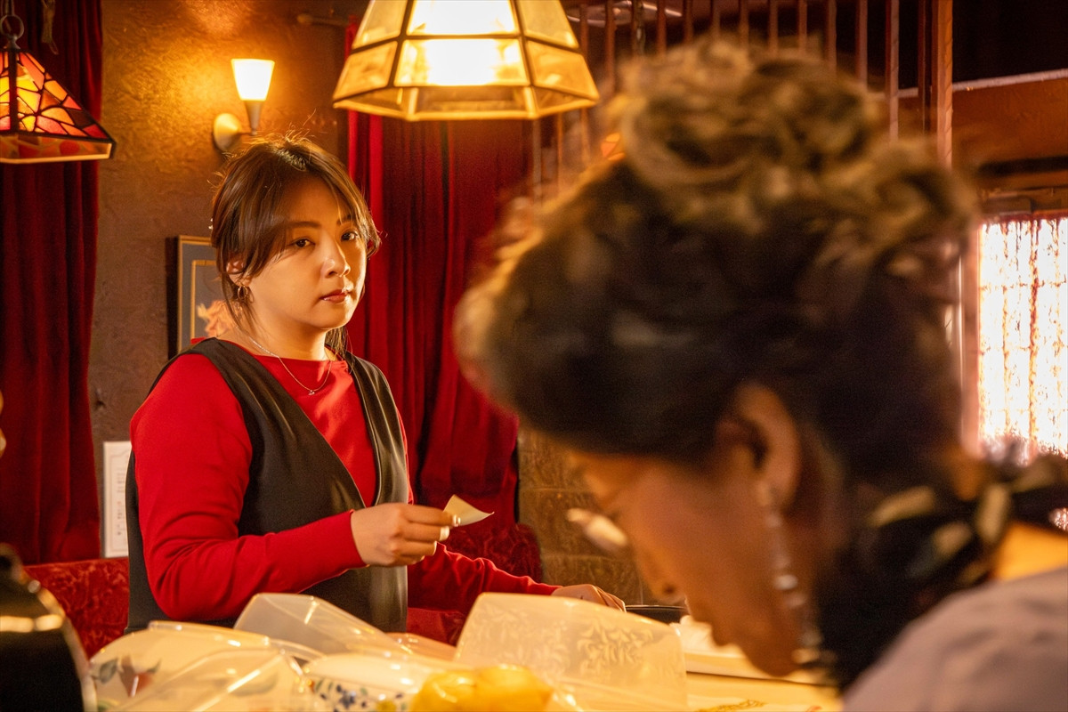 『銀河の一票』第3話 “茉莉”黒木華、“あかり”野呂佳代も知らないスナックの“秘密”を聞く