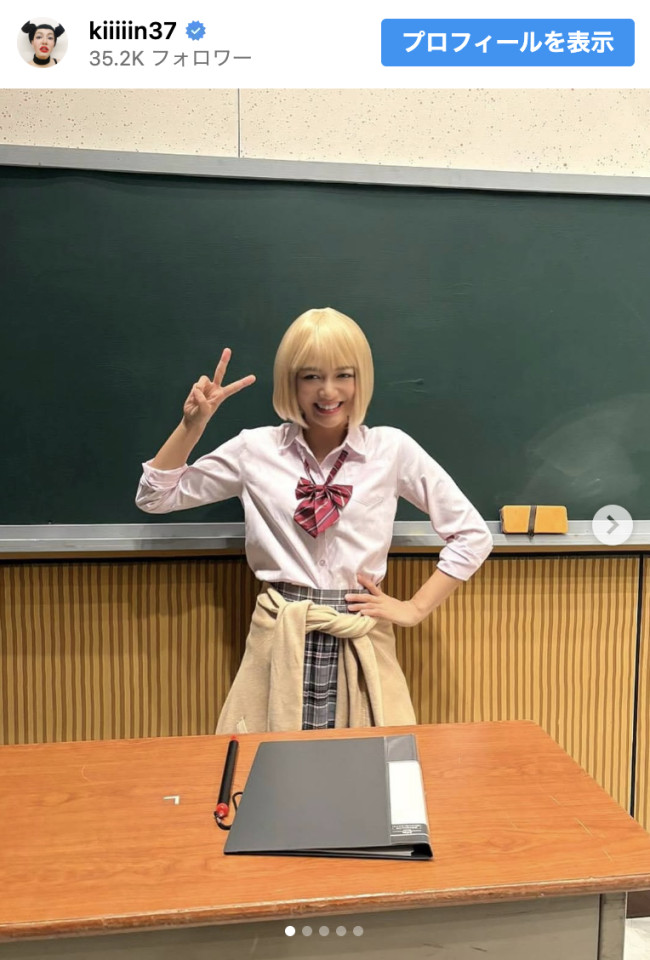 金原早苗、金髪JK姿を披露　※「金原早苗」Instagram