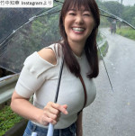グラビア話題44歳・元NHKの竹中知華アナ、 タイトなニット姿が「すんごい」「スタイル抜群」