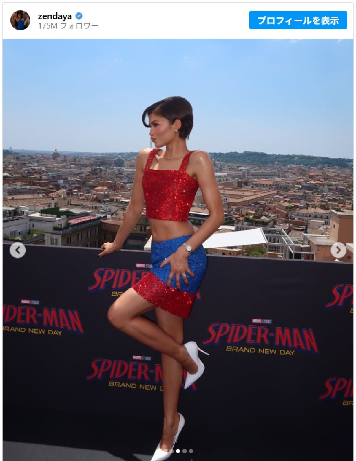 ゼンデイヤ、スパイダーマンカラーのドレス姿　トムホにキスされる写真にファン大興奮