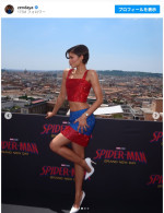 スパイダーマンカラーのドレス姿　※「ゼンデイヤ」Instagram