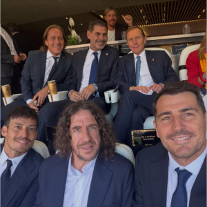 W杯スペイン戦の客席がすごい！　※「イケル・カシージャス」Instagram