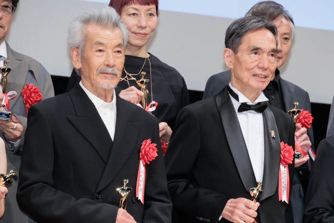 第35回日本映画批評家大賞授賞式に出席した（左から）田中泯、長塚京三