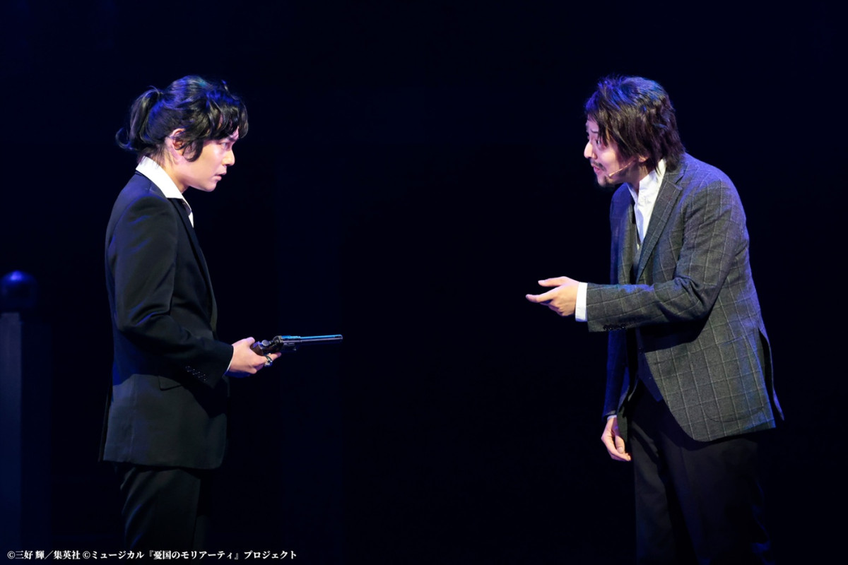 『モリミュ』緋色の研究 Reprise開幕！　鈴木勝吾、平野良らのコメント＆舞台写真到着