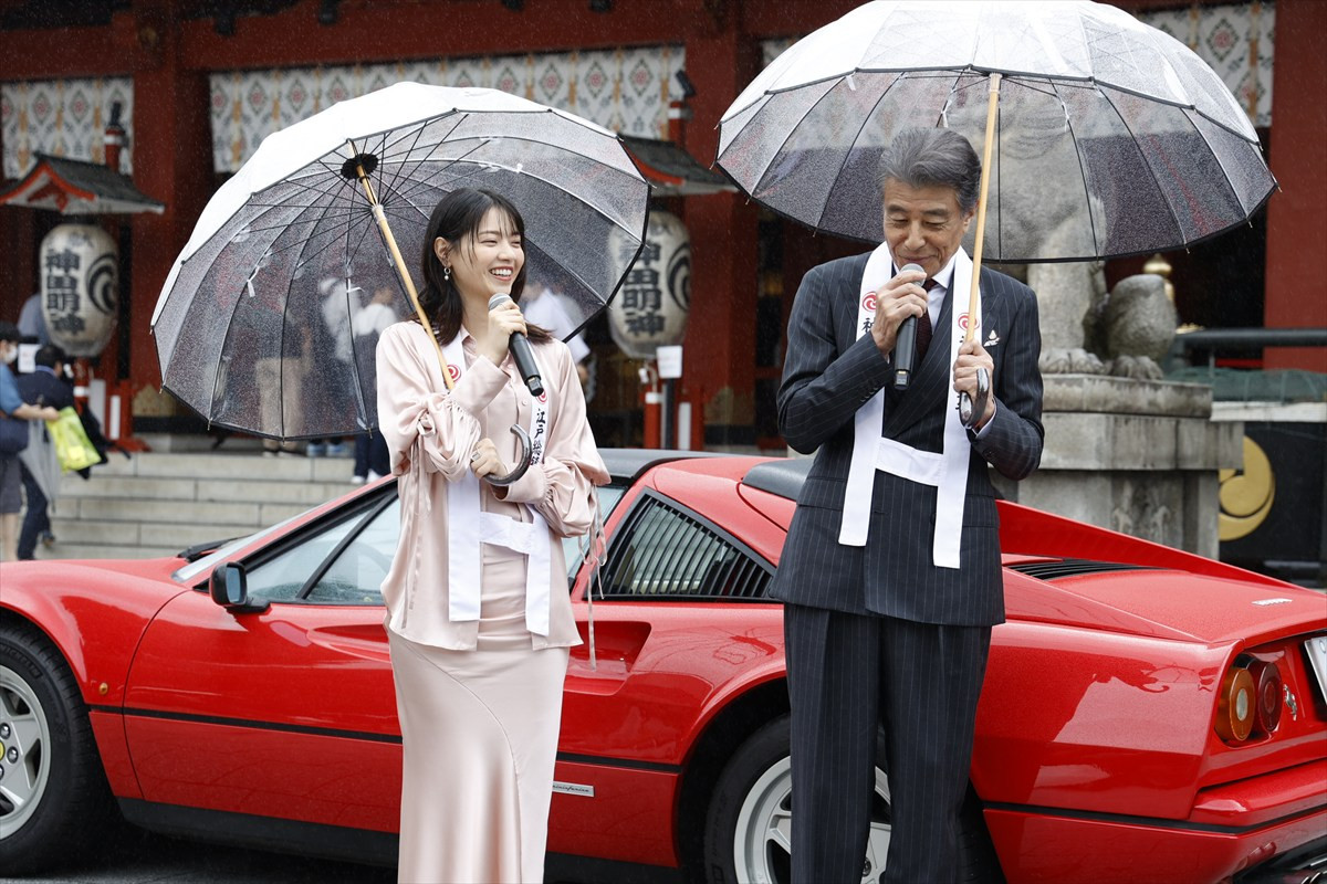 舘ひろし、神田明神に赤いフェラーリと共に登場！　西野七瀬と『免許返納!?』大ヒット祈願