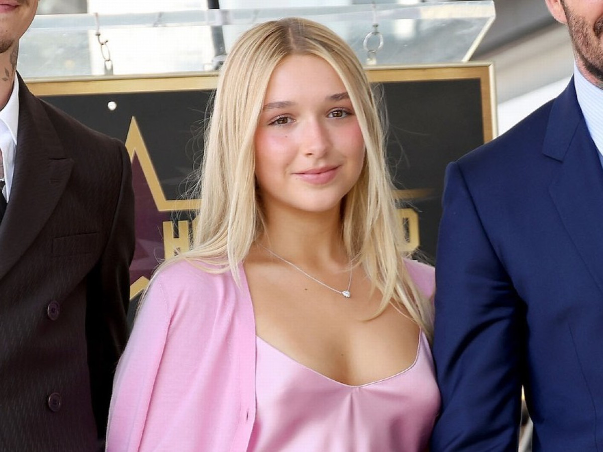 父デヴィッド・ベッカムの式典に出席した14歳ハーパー、大人びたドレス姿に注目