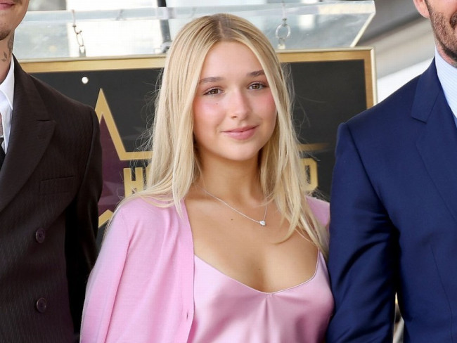 父デヴィッド・ベッカムの式典に出席した14歳ハーパー、大人びたドレス姿に注目