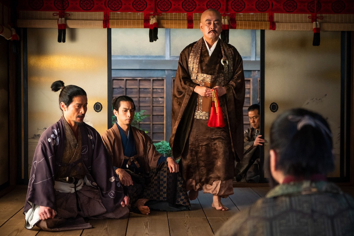 『豊臣兄弟！』“信長”小栗旬、“村重”トータス松本に“刀饅頭”　ネット恐怖「ホラーすぎる」「饅頭ハラスメント」