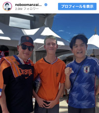 オランダ戦現地観戦の千鳥ノブ、サポーターとパシャリ　※「千鳥ノブ」Instagram