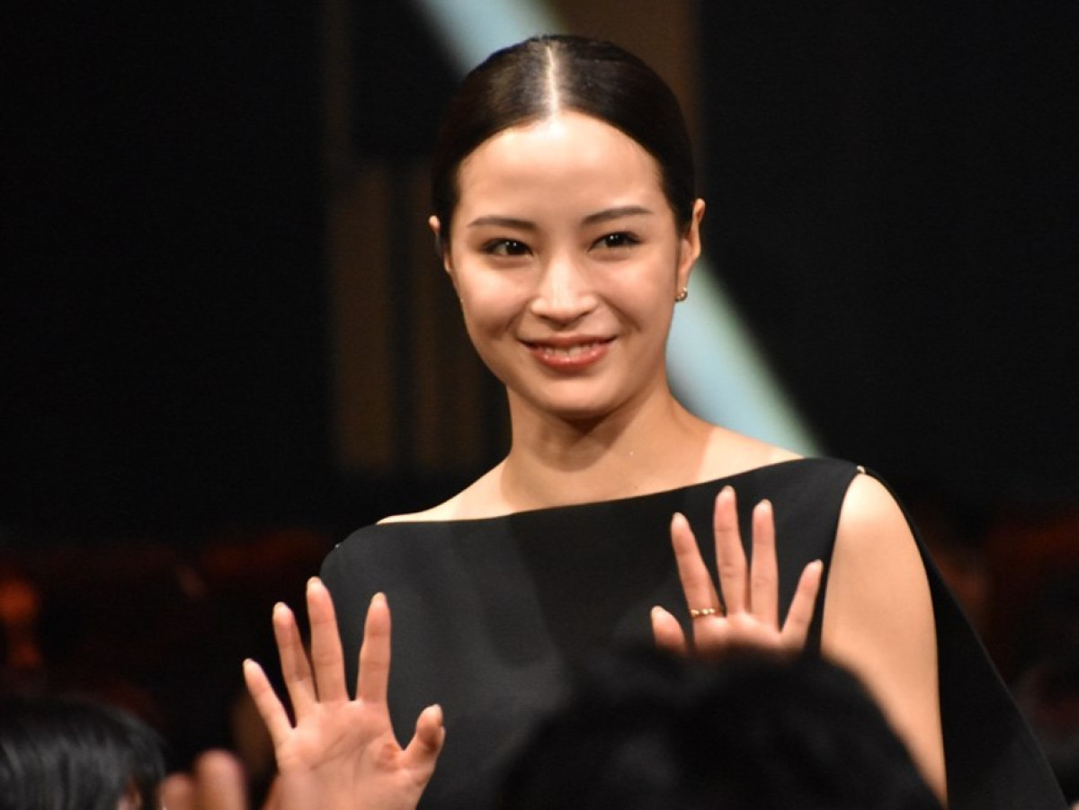 『ガス人間』小栗旬ら豪華キャスト集結！　広瀬すず＆林遣都の“兄妹距離感”にほっこり