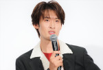 映画『おそ松さん 人類クズ化計画!!!!⁉』大ヒット御礼舞台あいさつに登壇した向井康二（SnowMan）