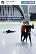本田真凜と妹・本田望結の後ろには宇野昌磨の姿も　※「本田真凜」Instagram