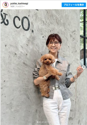 本当に78歳！？　柏木由紀子のアクティブな“犬のお散歩”コーデ　※「柏木由紀子」Instagram