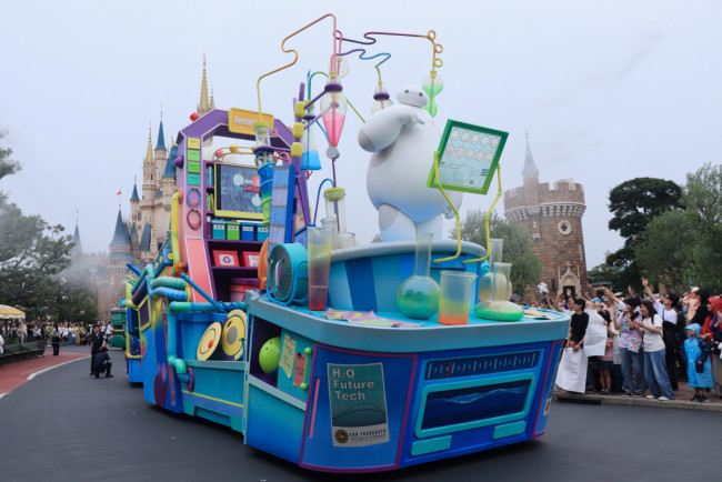 東京ディズニーリゾートに夏が来た！　ミセスコラボのパレードやグッズが登場〈取材レポ〉
