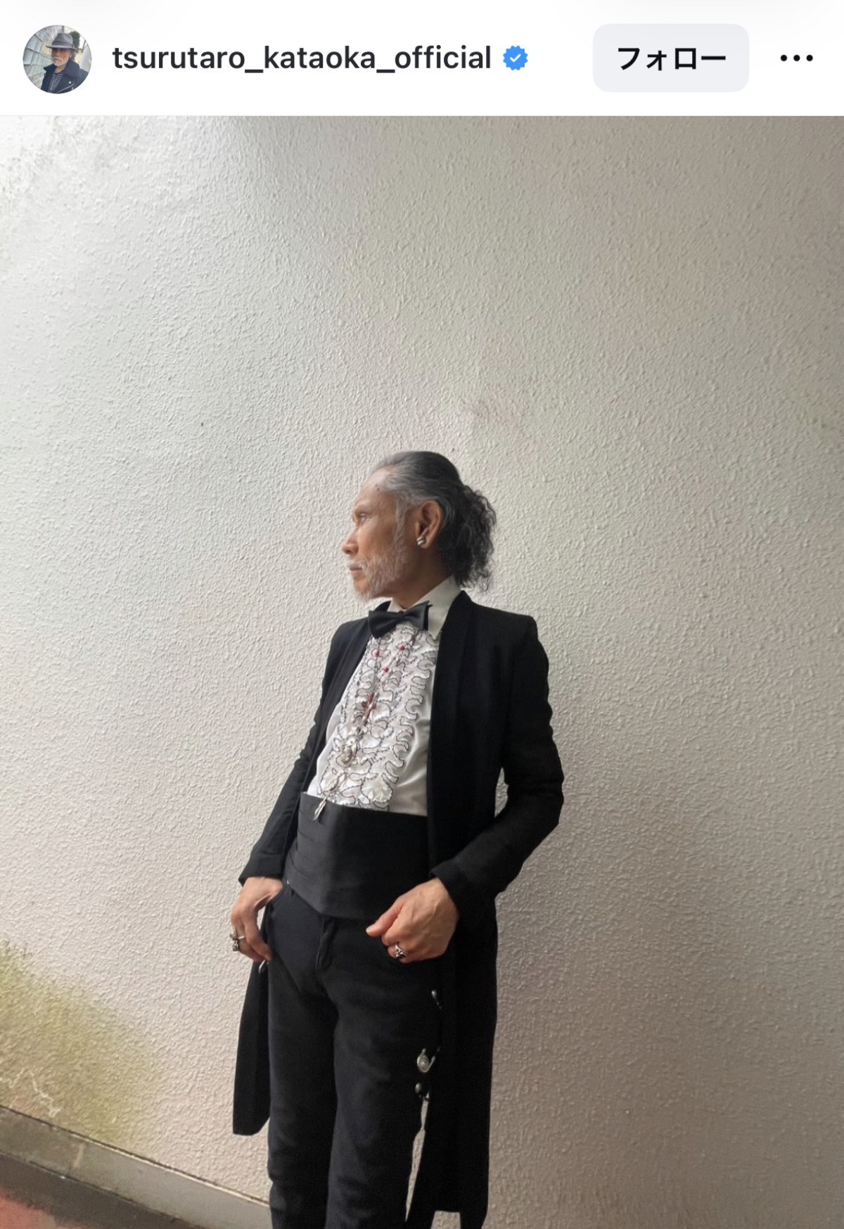 オシャレすぎる71歳・片岡鶴太郎、気品あふれるタキシードスタイルに反響「かっこいい」