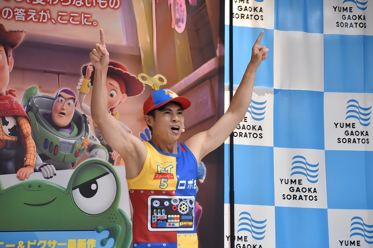 小島よしお改め"小島ロボお"、子どもたちと『トイ・ストーリー5』大ヒットをお祝い　「5回見れば見つかる？」カメオ出演もアピール
