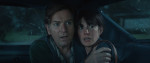 映画『オークストリートの異変』場面写真　アン・ハサウェイとユアン・マクレガー