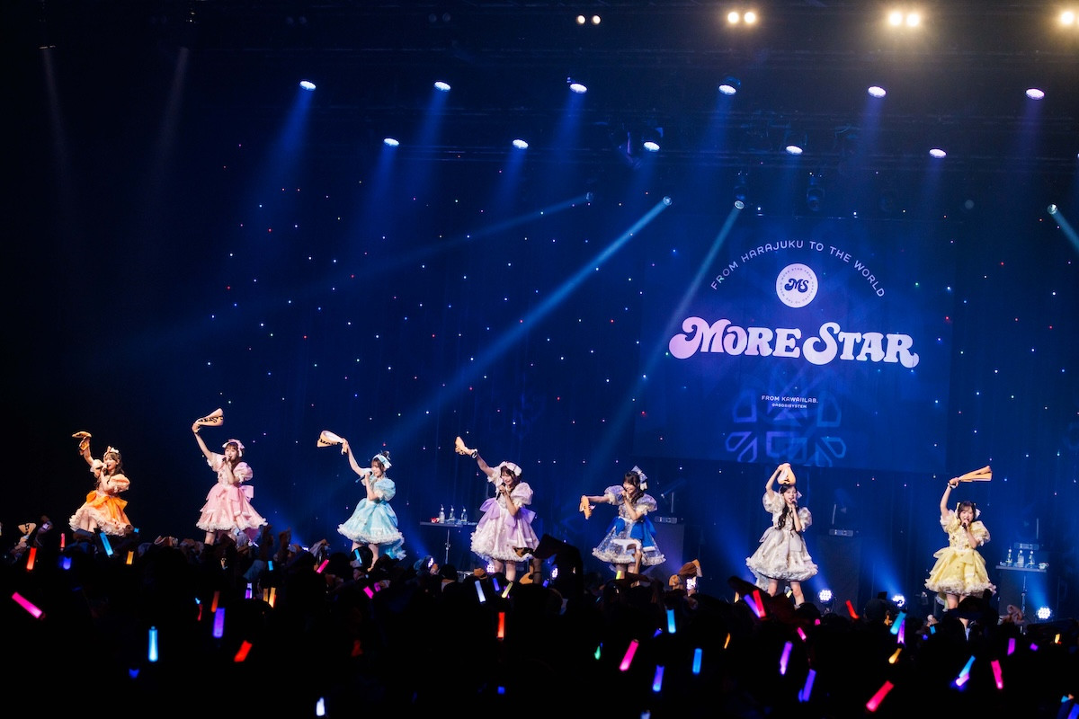 MORE STAR初ワンマンで“WITH KAWAII”全開！　新曲3曲披露で会場を熱狂の渦に