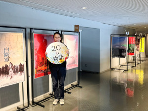 8年間の任期中の公演ポスターと共に立つ小川絵梨子芸術監督