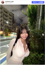 美人インフルエンサー・ひとみやで、夏らしいコーデ　※「ひとみやで」Instagram