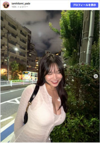 美人インフルエンサー・ひとみやで、夏らしいコーデ　※「ひとみやで」Instagram