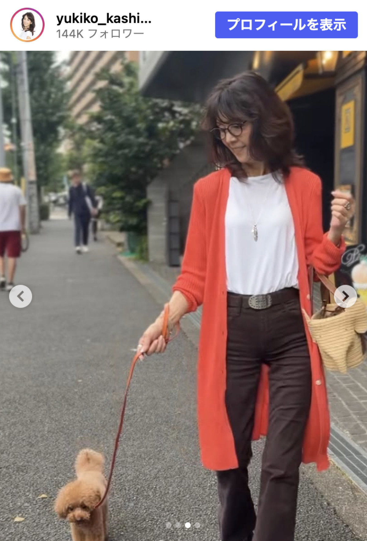 柏木由紀子78歳、鮮やかオレンジの上品コーデ　愛犬とカフェへ「とても似合ってる」