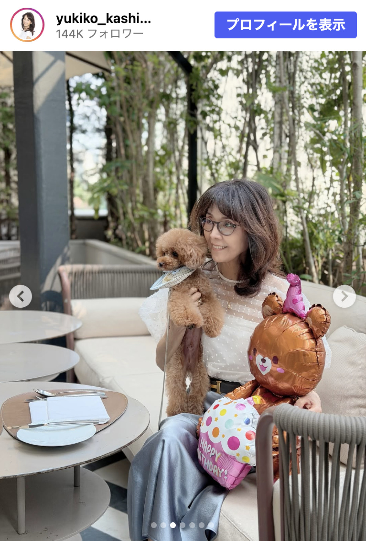 柏木由紀子78歳、涼やかなシアーコーデで愛犬5歳の誕生日をお祝い