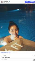 タイのナイトプールを満喫する新木優子　※「新木優子」Instagram