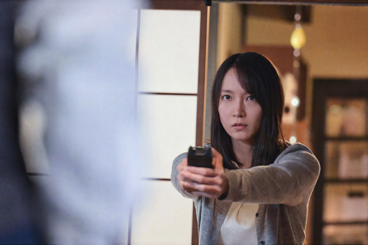 吉岡里帆×奈緒『シャドウワーク』緊張感を映し出す場面写真＆人物相関図が解禁