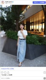 郡司恭子アナ、スリットの入ったデニムのロングスカートを着こなすコーデ　※「郡司恭子」Instagram