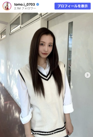 板野友美、ファン絶賛の制服姿　※「板野友美」Instagram