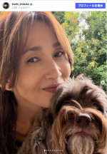 ソロデビュー39周年を報告するしーちゃんこと工藤静香、愛犬と　※「工藤静香」Instagram