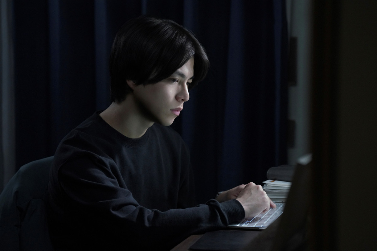 重岡大毅、渾身のタイピングシーンを見せる！　『5秒で完全犯罪を生成する方法』メイキング映像を初公開