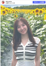 柴田祐里菜アナ、咲き誇るひまわりをバックに笑顔　※「柴田祐里菜」Instagram