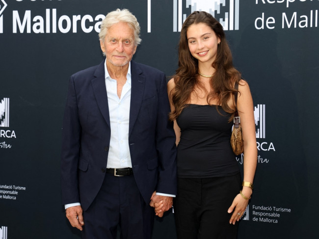 マイケル・ダグラス＆娘キャリス、テラ・ドノール賞のパーティーに手をつないで登場