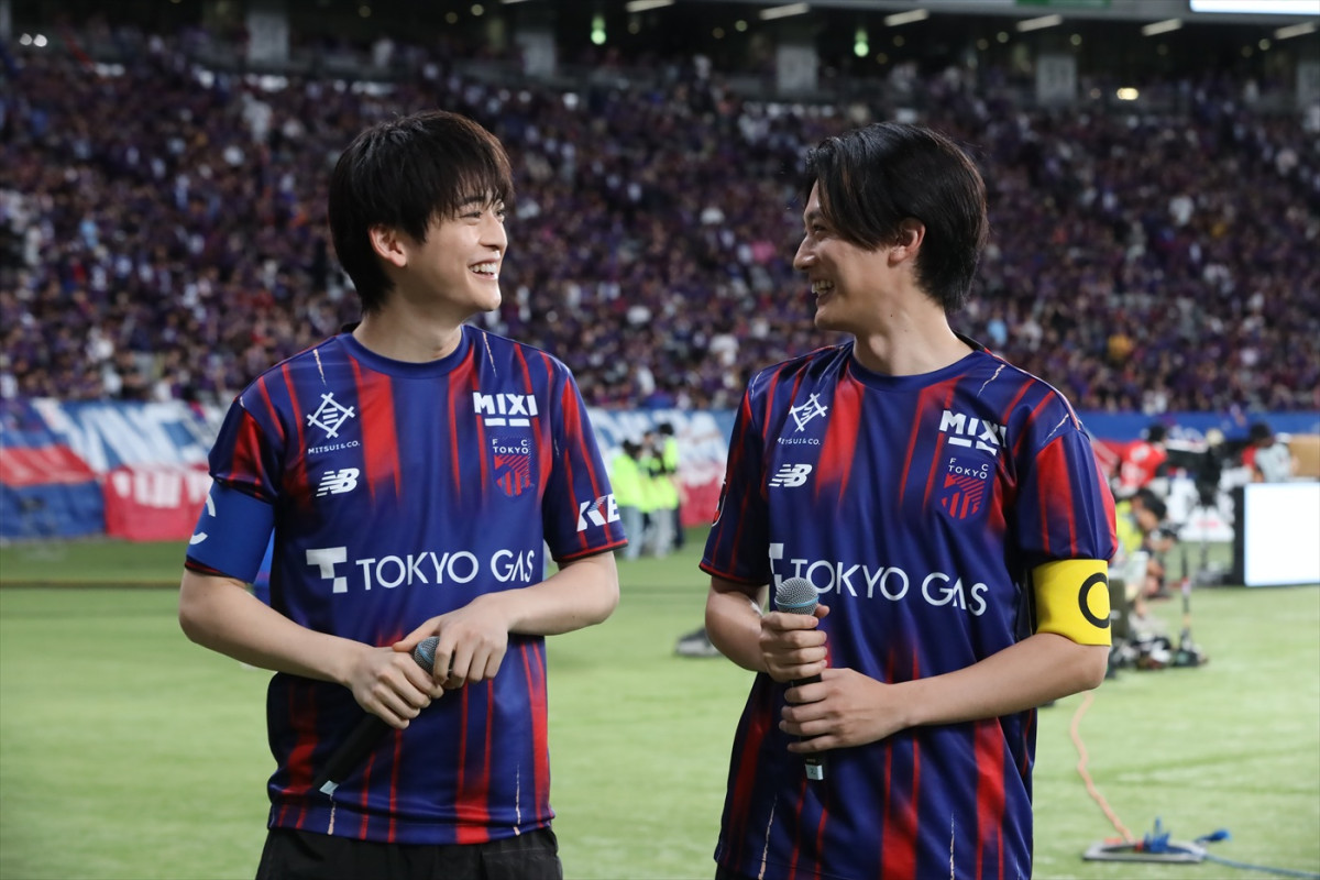 実写『ブルーロック』高橋文哉＆櫻井海音、J1リーグ開幕戦キックインセレモニーに登場＆喜びの声到着