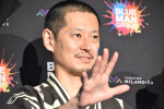 『ブルーマングループ プレスショー』のゲスト観客として登場した⼿塚マキ（歌舞伎町 商店街組合理事）