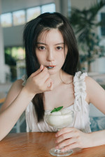 『中野恵那写真集（仮）』より