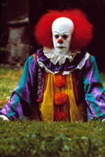 『IT／イット』（1990）でペニーワイズを演じたティム・カリー