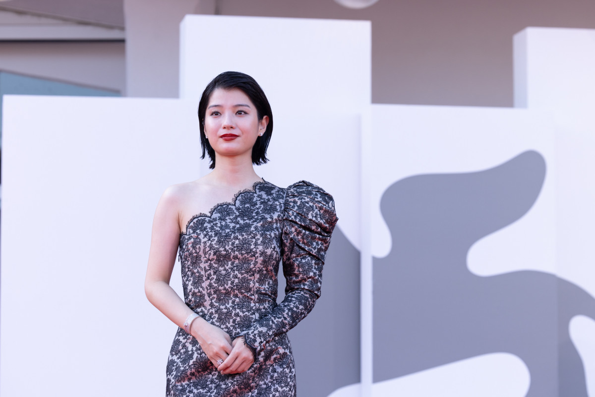 出口夏希＆蒔田彩珠、シックなドレス姿でヴェネチア国際映画祭レッドカーペットに登場