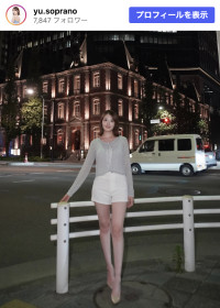 小鳥遊ゆう、スタイル抜群のソロショット　※「小鳥遊ゆう」Instagram