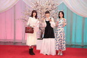 NHK連続テレビ小説『風、薫る』から『ブラッサム』へのバトンタッチセレモニーの様子（左から）石橋静河、見上愛、上坂樹里